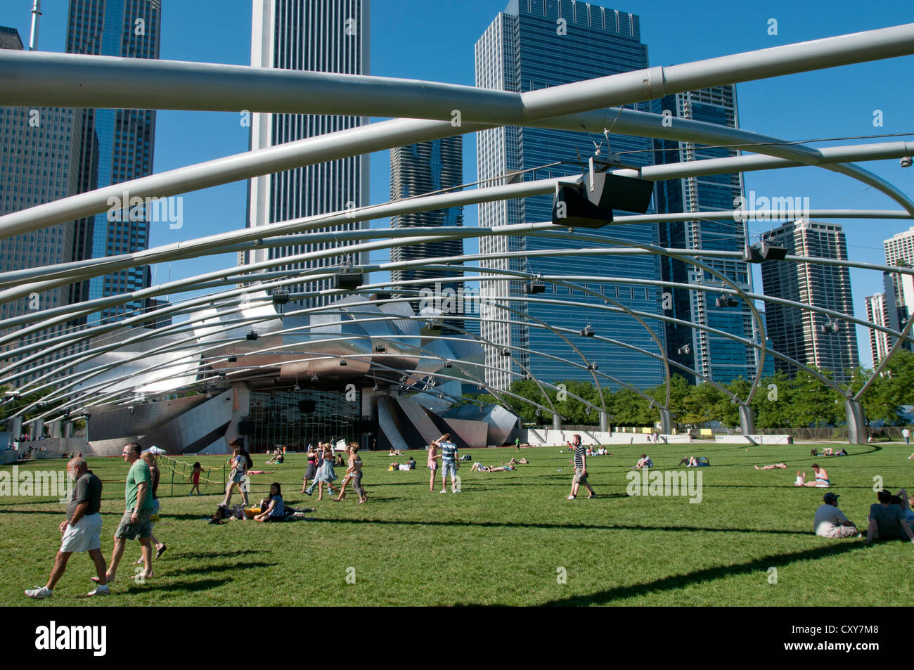 Jay Pritzker Pavilion (progettata da Frank Gehry) e grande prato in Millennium Park di Chicago, Illinois, Stati Uniti d'America. Foto Stock