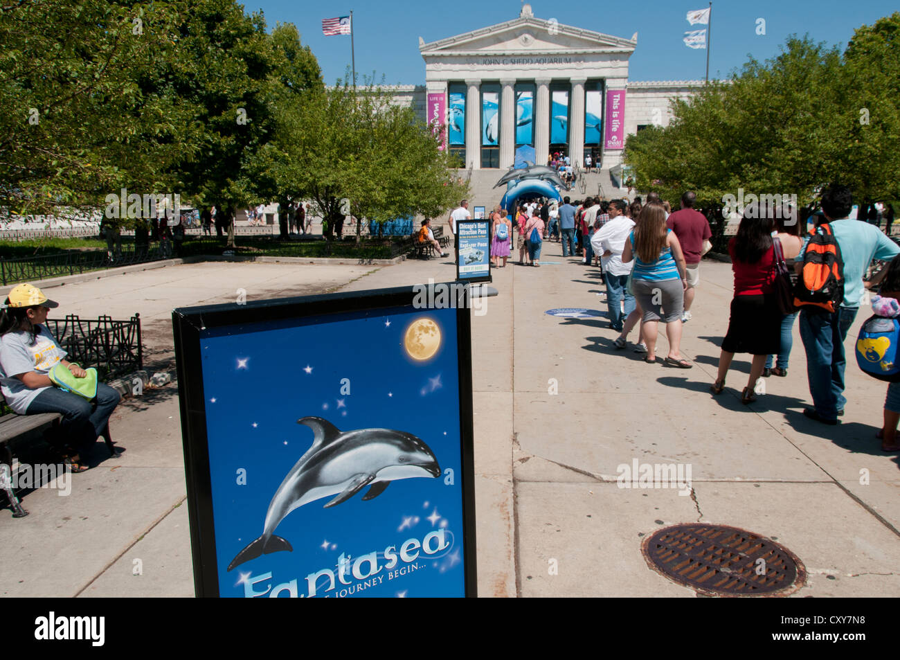 La linea di visitatori al di fuori del Shedd Aquarium, Chicago, Illinois, Stati Uniti d'America. Foto Stock