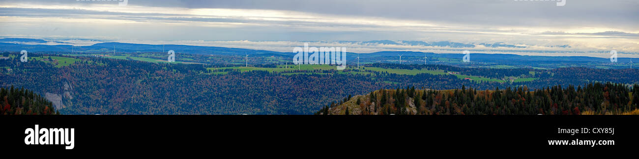 Panorama di Mont Soleil Wind Farm dal Monte Chasseral Foto Stock