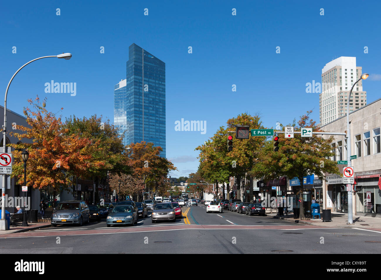 Un autunno visualizza in basso Mamaroneck Avenue verso le Residenze al Ritz-Carlton di Westchester, in White Plains, New York. Foto Stock