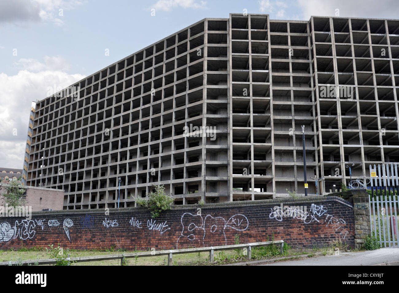 Park Hill flats Sheffield Inghilterra Regno Unito, il guscio in cemento è un edificio classificato di grado II* prima della ristrutturazione Foto Stock