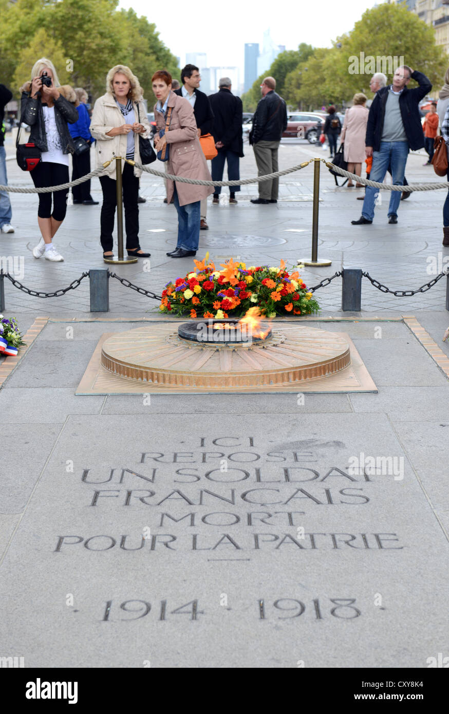 Tomba del "Unknown Soldier", la fiamma eterna presso la tomba del "Unknown Soldier" presso la "Arco di Trionfo" a Parigi, Francia Foto Stock