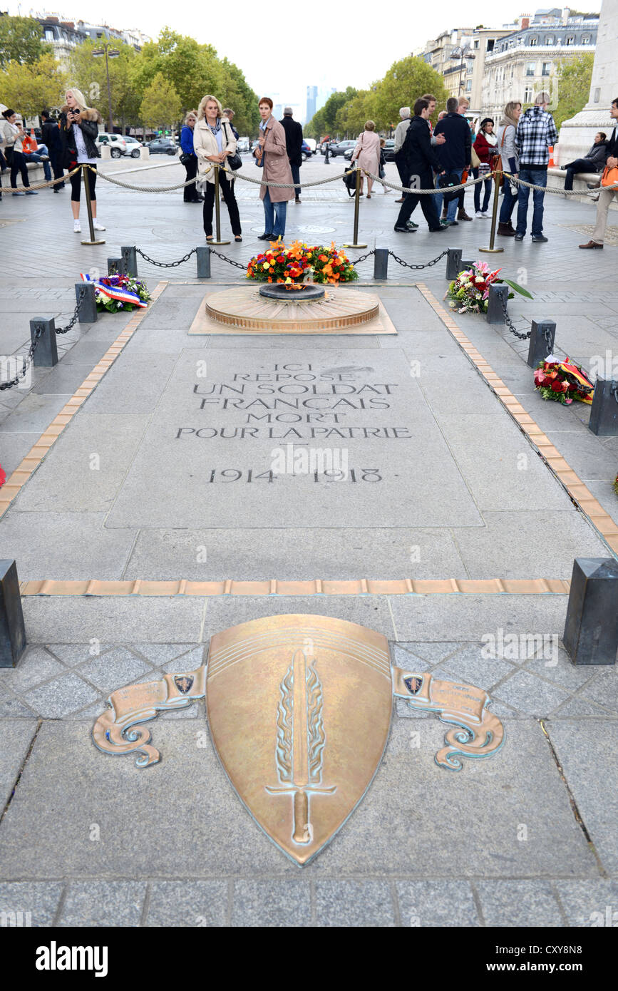 Tomba del "Unknown Soldier", la fiamma eterna presso la tomba del "Unknown Soldier" presso la "Arco di Trionfo" a Parigi, Francia Foto Stock