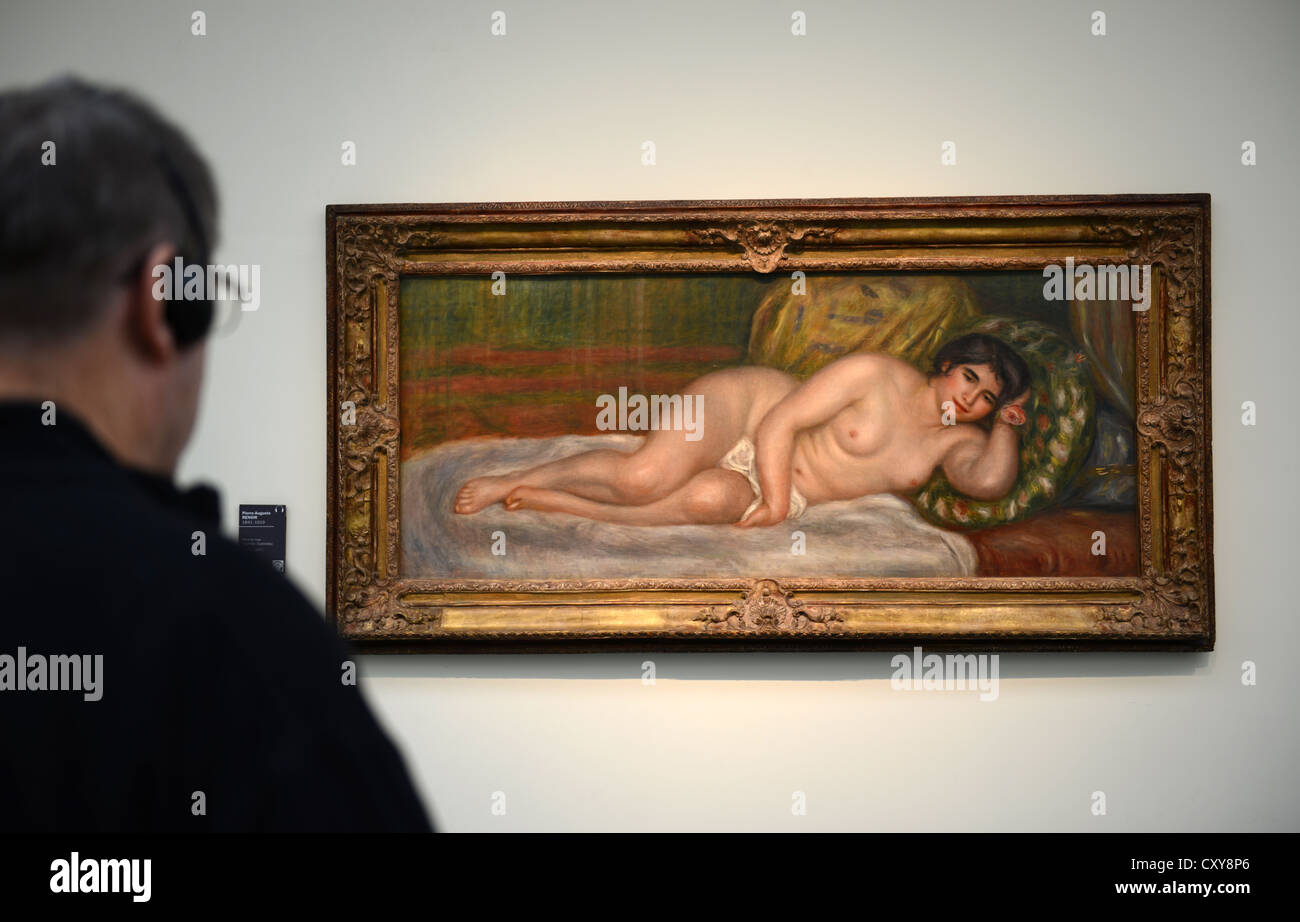 L'uomo guarda la pittura di Pierre-Auguste Renoir al Musee de l'Orangerie, Parigi, Francia Foto Stock