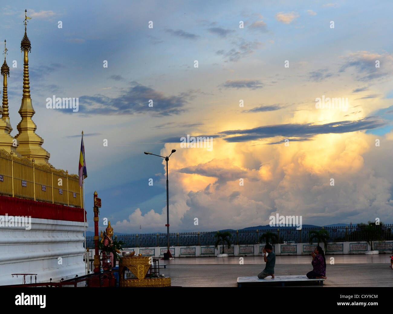 La Shwedagon pagoda di Tachileik. Foto Stock