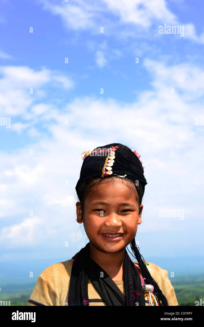Un giovane Ann , talvolta chiamato Eng, ragazza del suo villaggio nel Shan colline di orientale dello stato di Shan. Foto Stock