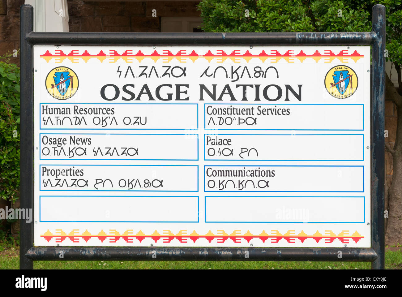 Oklahoma, Pawhuska, capitale della nazione Osage Indian Reservation, segno bilingue. Foto Stock