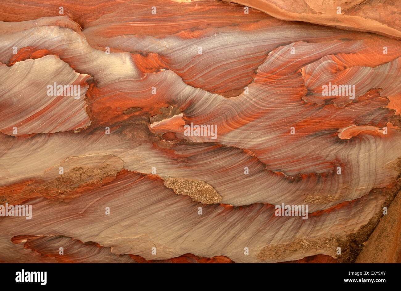 Pietra lucidata massimale in una roccia scolpita grotta, Petra, Giordania Foto Stock