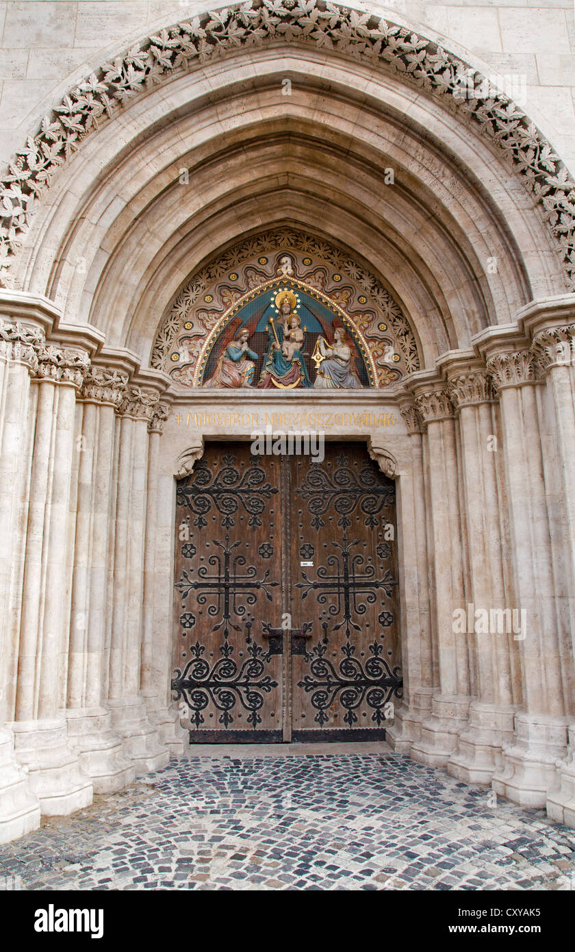 Budapest - portale ovest su San Matteo cattedrale Foto Stock