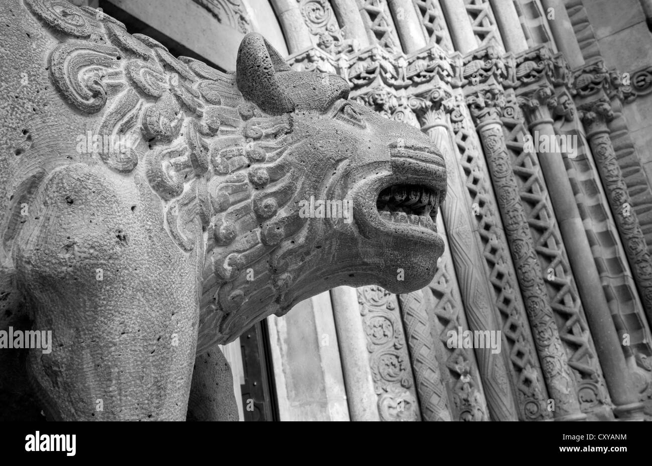 BUDAPEST - 22 settembre: Dettaglio di Lion dal portale ovest sulla chiesa gotica di Jak in Castello Vajdahunyad Foto Stock
