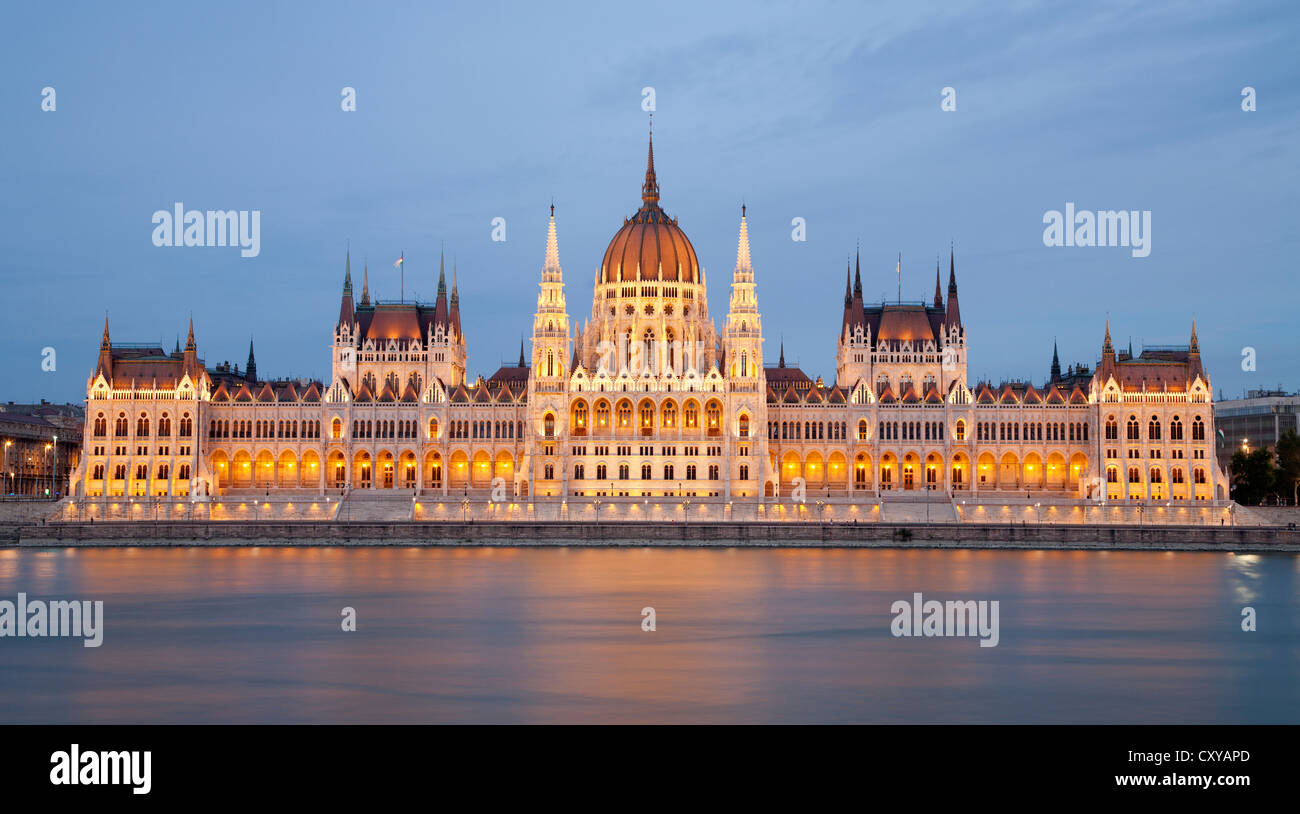 Budapest - il parlamento nel crepuscolo Foto Stock