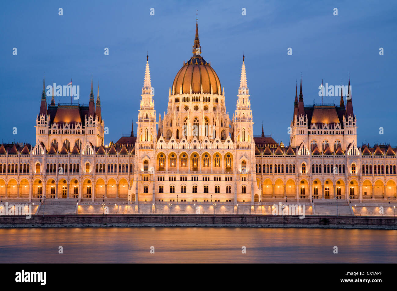 Budapest - il parlamento nel crepuscolo Foto Stock