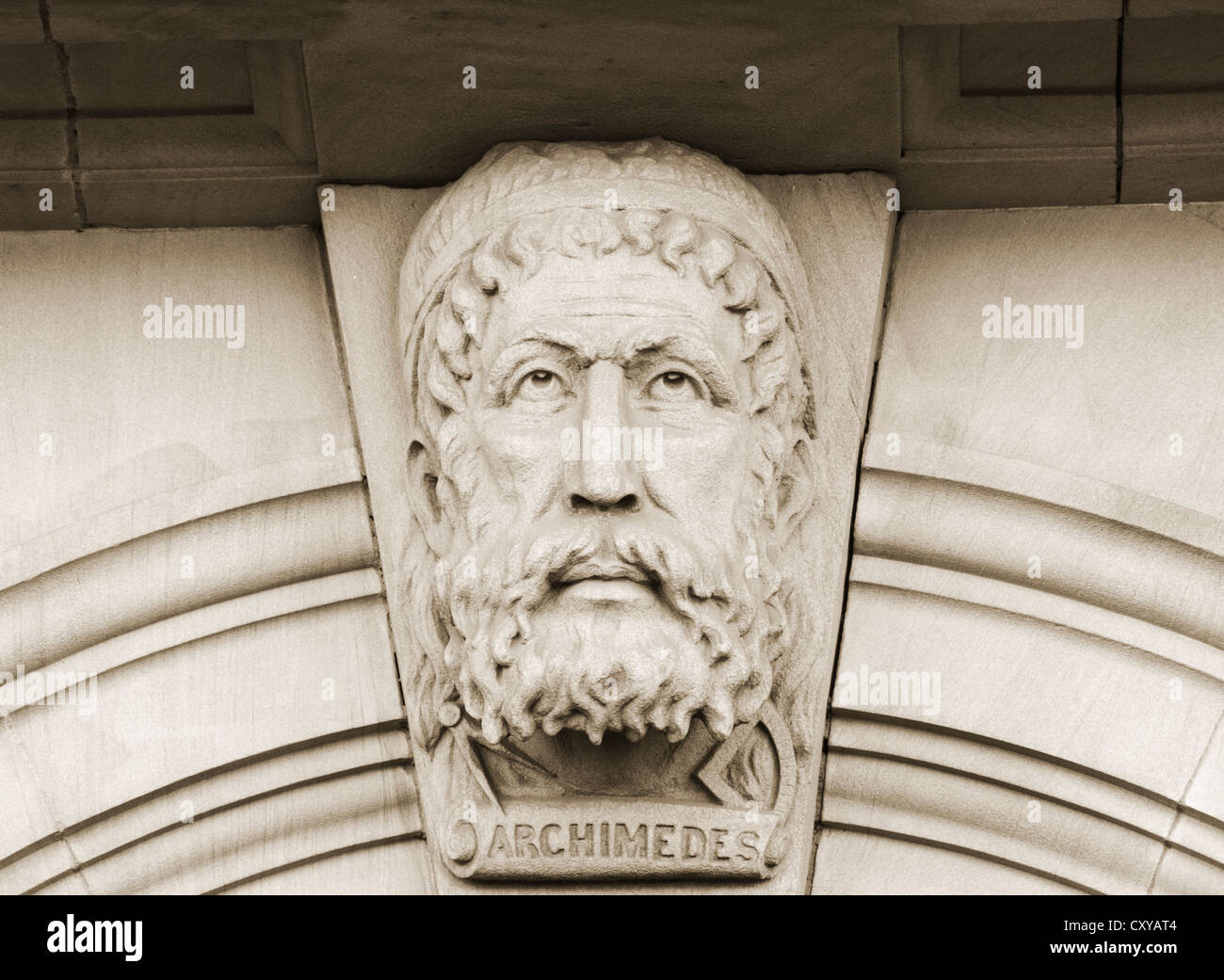 Archimede di Siracusa scultura libreria sopra edificio ingresso Foto Stock