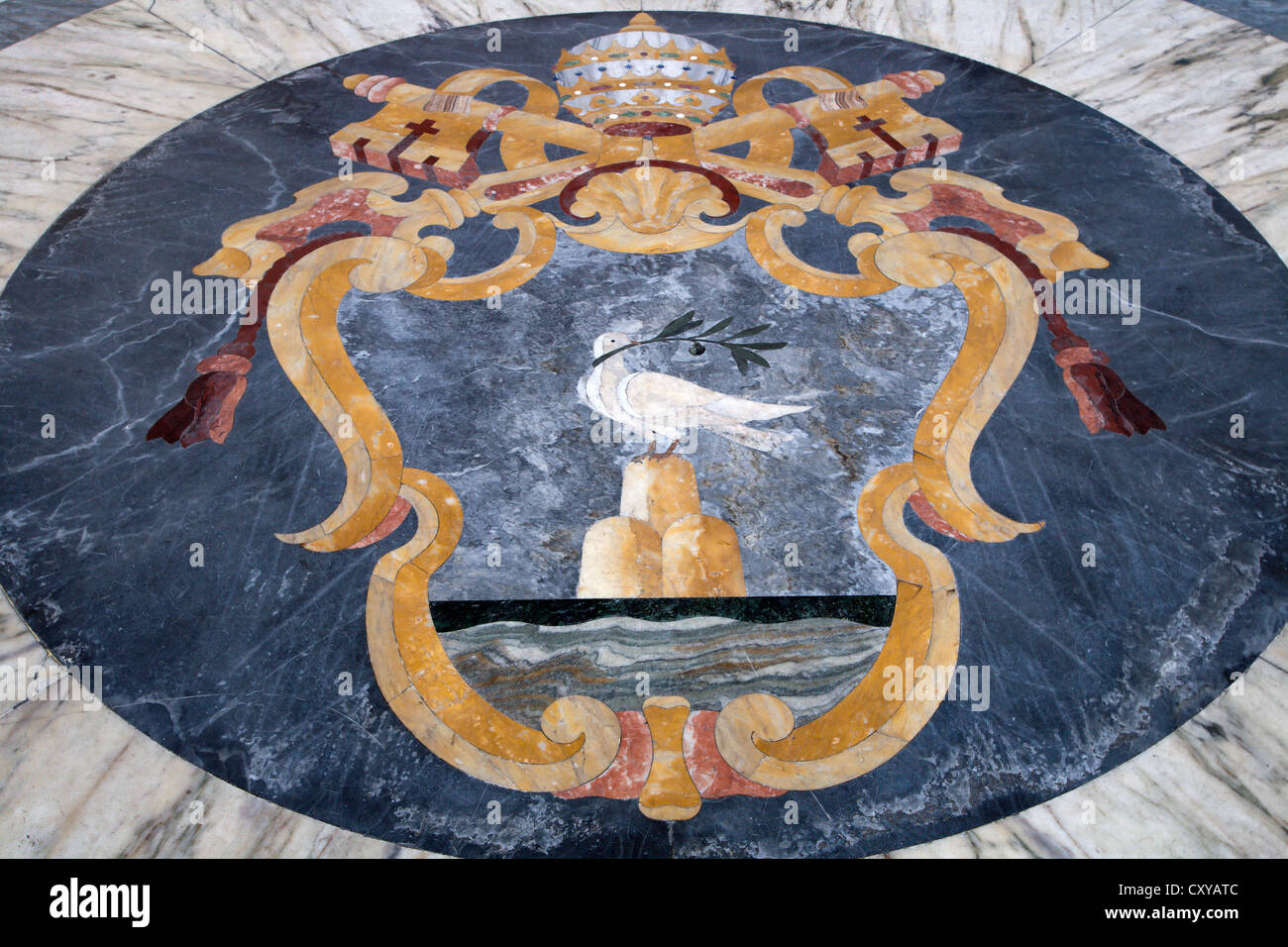 Roma - colomba dal pavimento del vestibolo nella basilica Lateranense Foto Stock