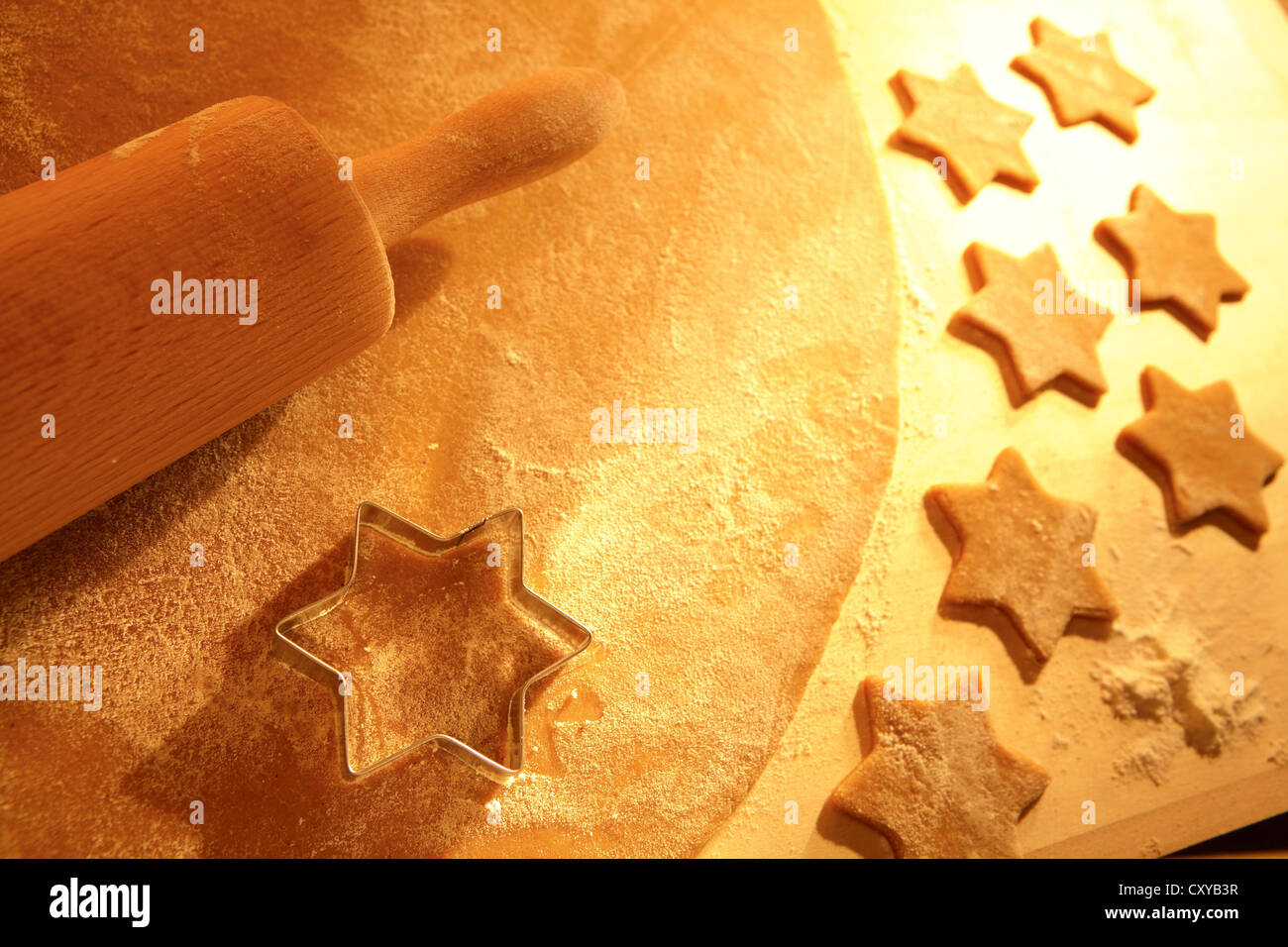 Biscotti di Natale, pasta biscotto e una a forma di stella formina con un mattarello Foto Stock