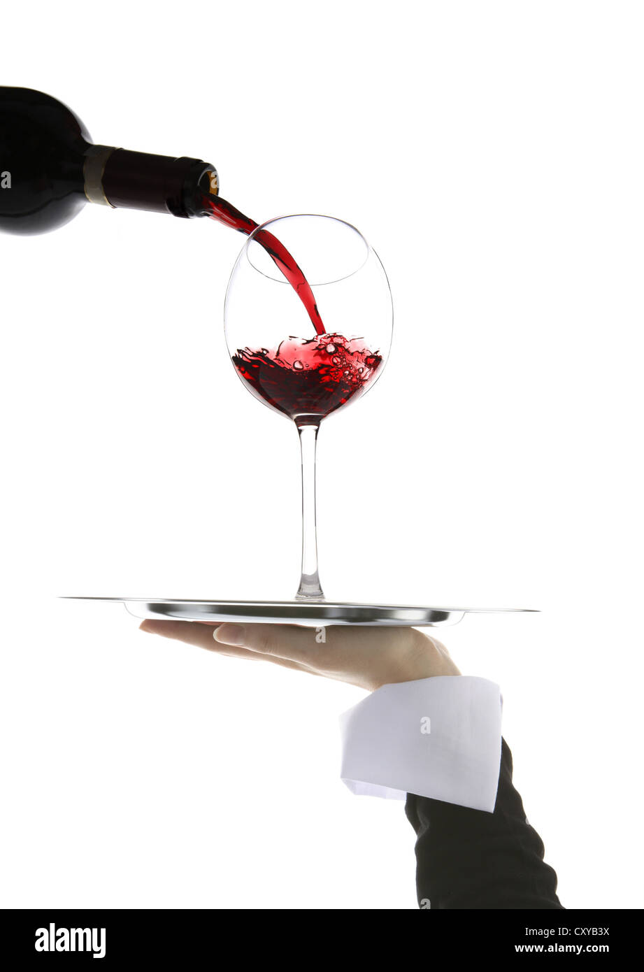 Bicchiere di vino rosso essendo servita su un vassoio Foto Stock