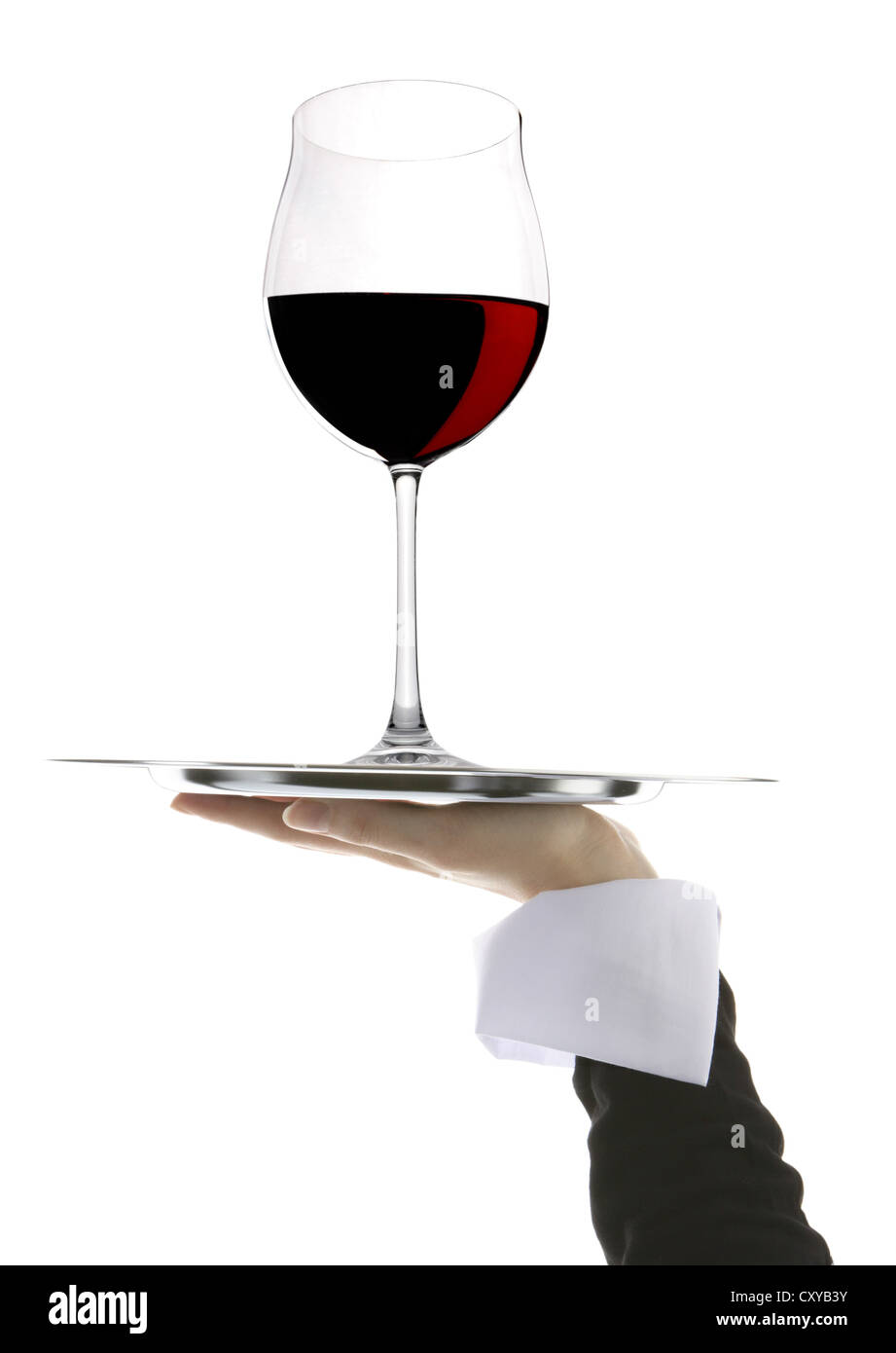 Bicchiere di vino rosso essendo servita su un vassoio Foto Stock