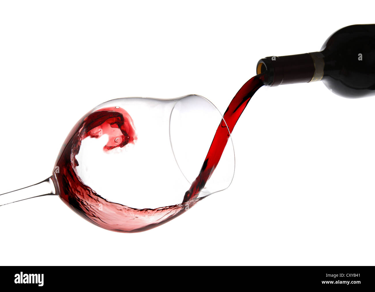 Il vino rosso è versata in un vino rosso il vetro Foto Stock