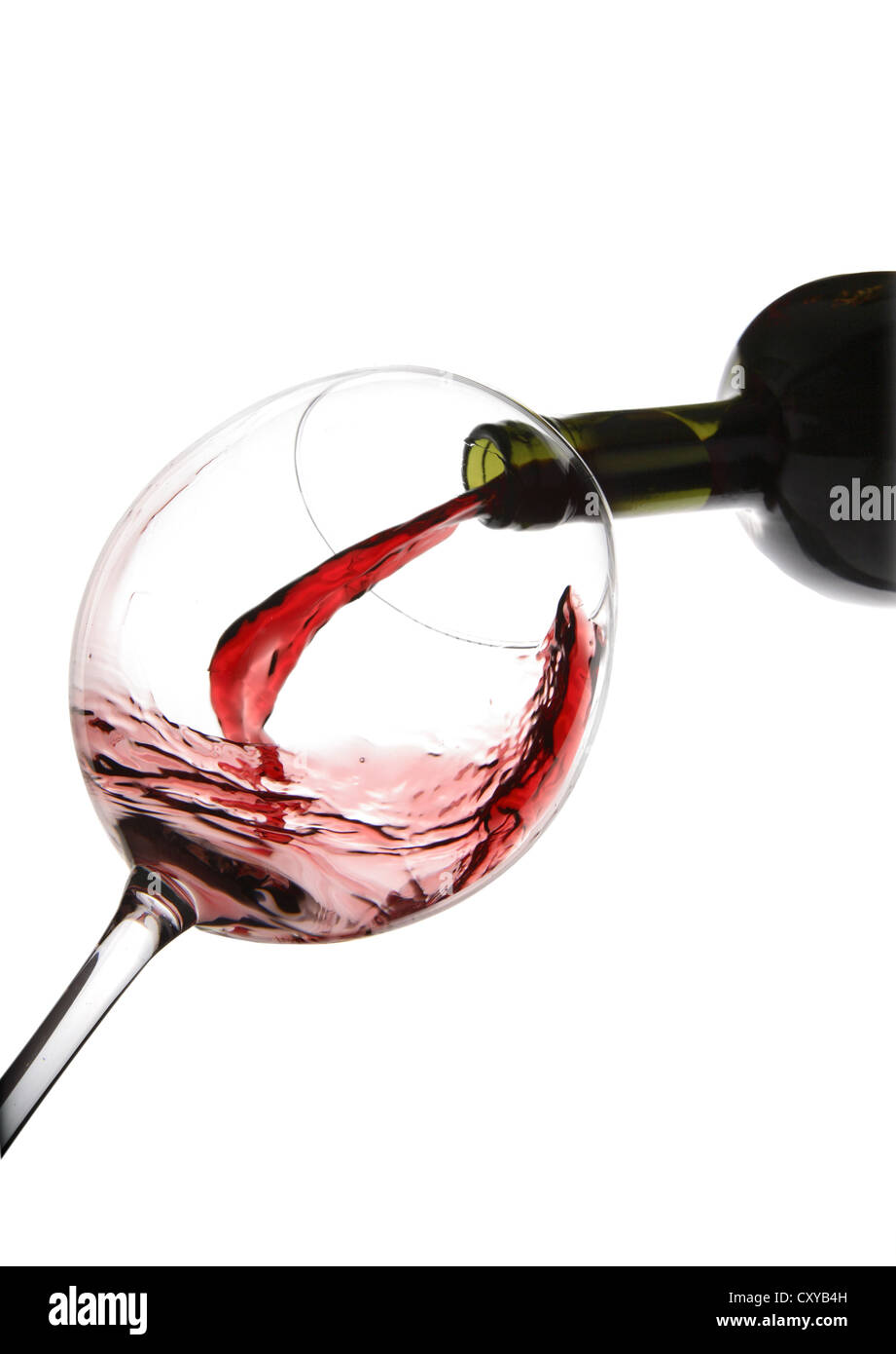 Il vino rosso è versata in un vino rosso il vetro Foto Stock