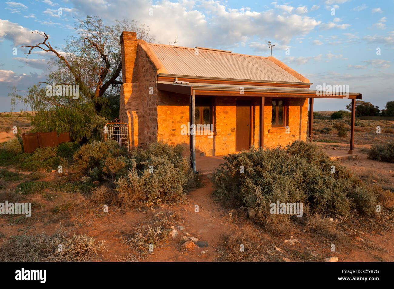 Il Cornish Cottage incandescente nei primi luce alla storica Silverton in outback Nuovo Galles del Sud, Australia Foto Stock