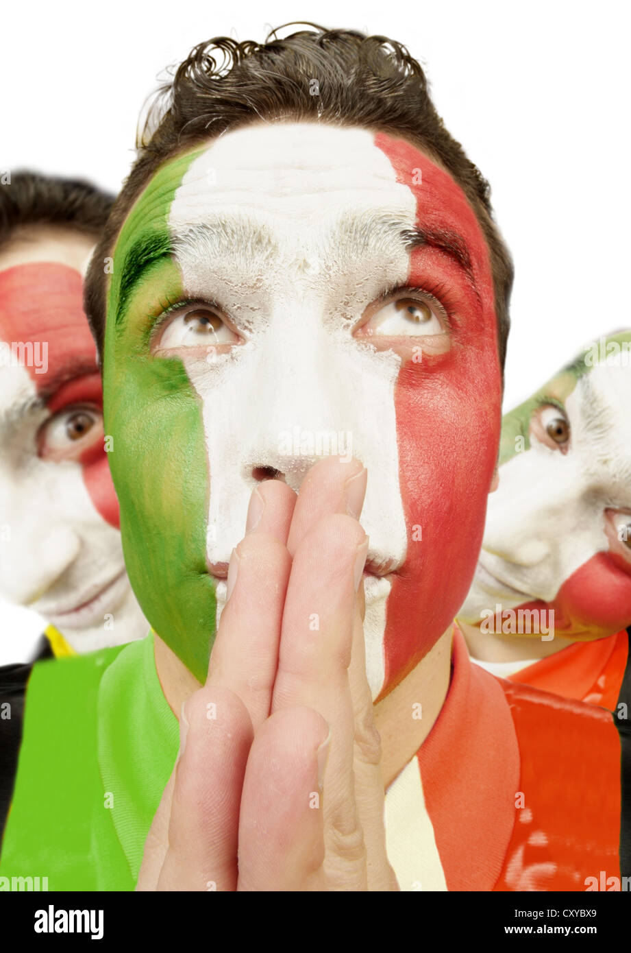 Appassionato di calcio con il suo volto dipinto in colori nazionali di Italia Foto Stock