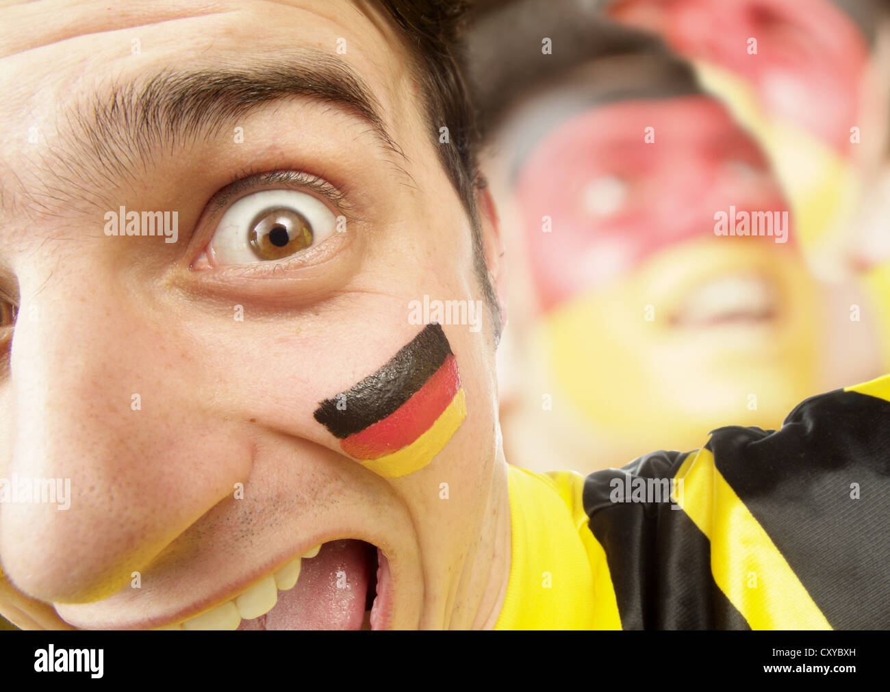Appassionato di calcio con il suo volto dipinto in colori nazionali della Germania Foto Stock