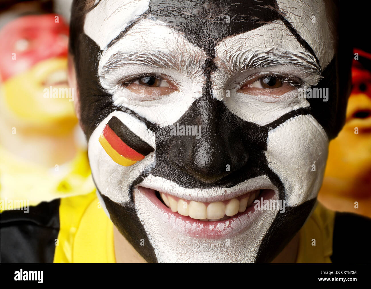 Appassionato di calcio con il suo volto dipinto in colori nazionali della Germania Foto Stock