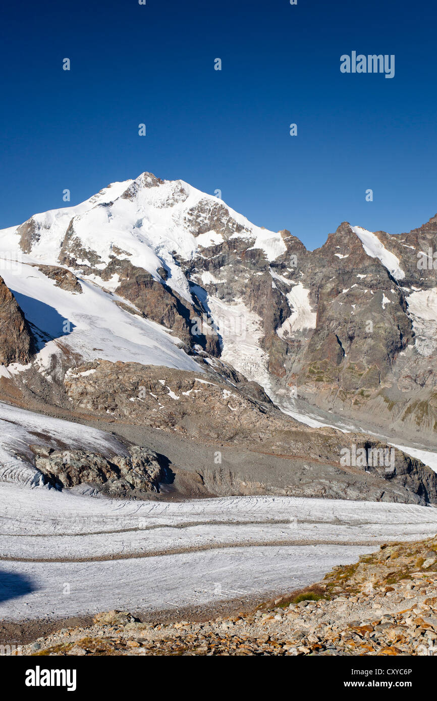 Vista durante la salita del Piz Palue Mountain verso la cima del monte Bernina con il Bianco ridge Foto Stock