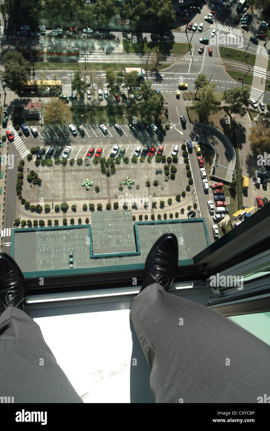 Il suicidio, imprenditore, dettaglio, gambe in piedi alla finestra di un grattacielo e guardando in profondità Foto Stock