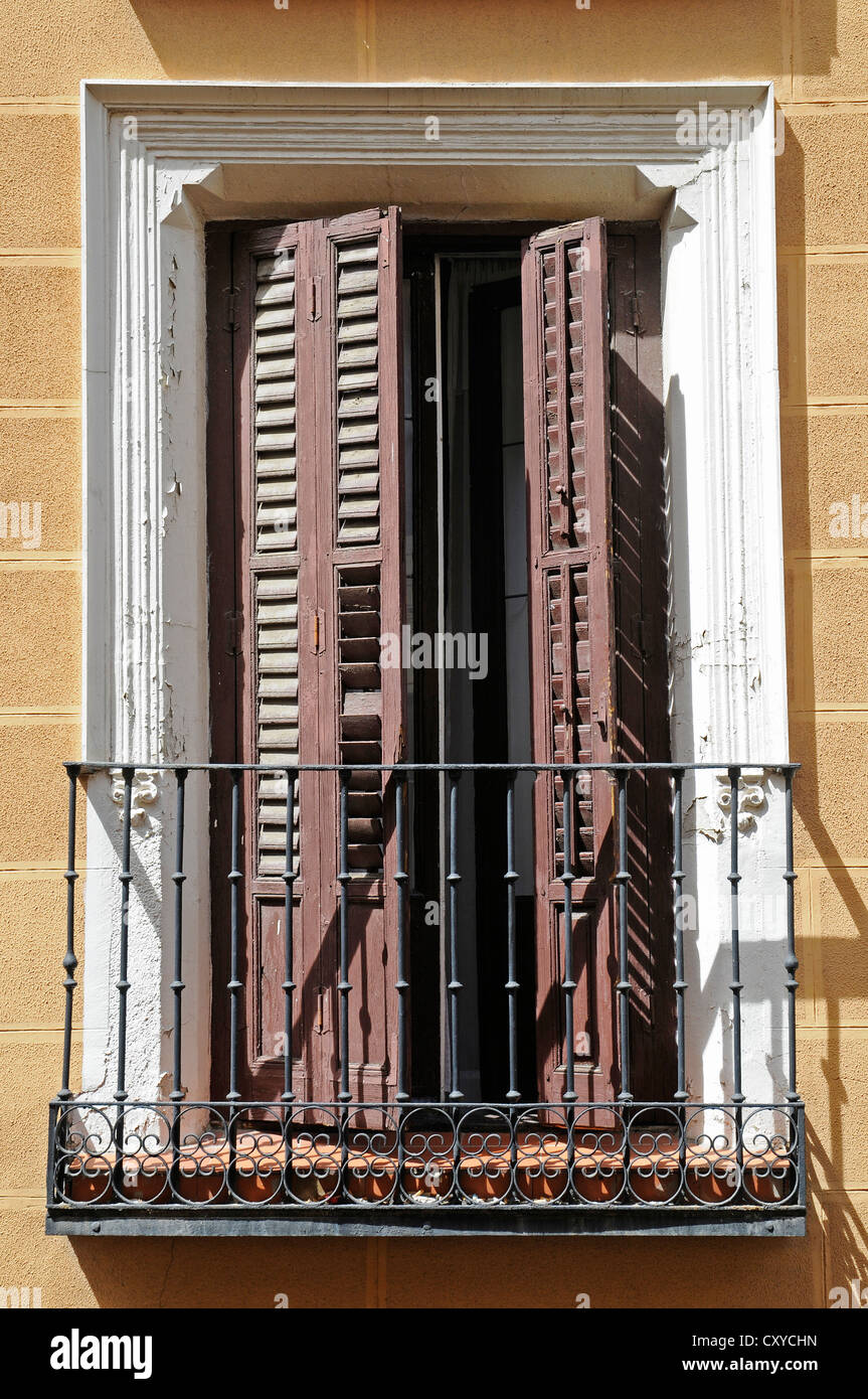 Tipico spagnolo finestra con balcone, Madrid, Spagna, Europa, PublicGround  Foto stock - Alamy