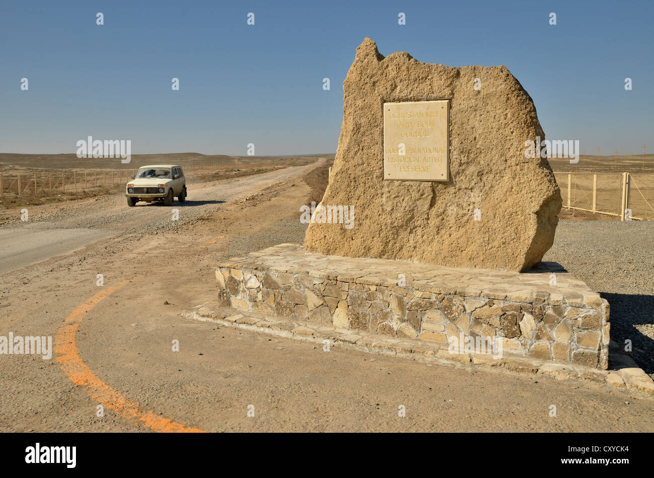 Strada di accesso al sito Patrimonio Mondiale dell'UNESCO di Gobustan con circa 6, 000 incisioni rupestri fino a 40.000 anni, in prossimità del quartiere Foto Stock