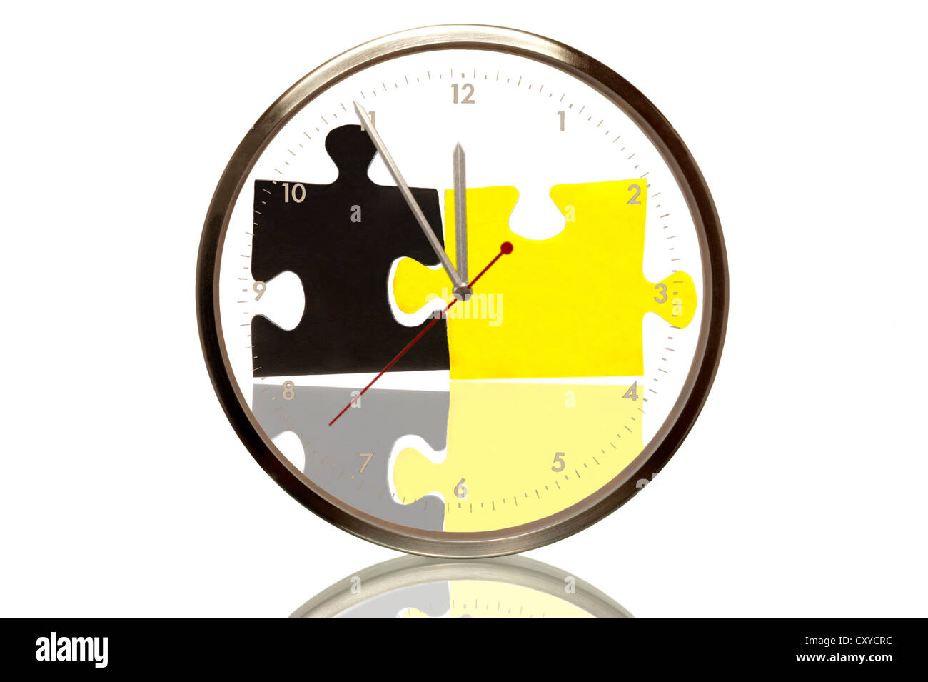 Orologio con nero e giallo di pezzi di un puzzle, a 5 minuti a dodici, undicesima ora, immagine simbolica per il tedesco che disciplinano Foto Stock