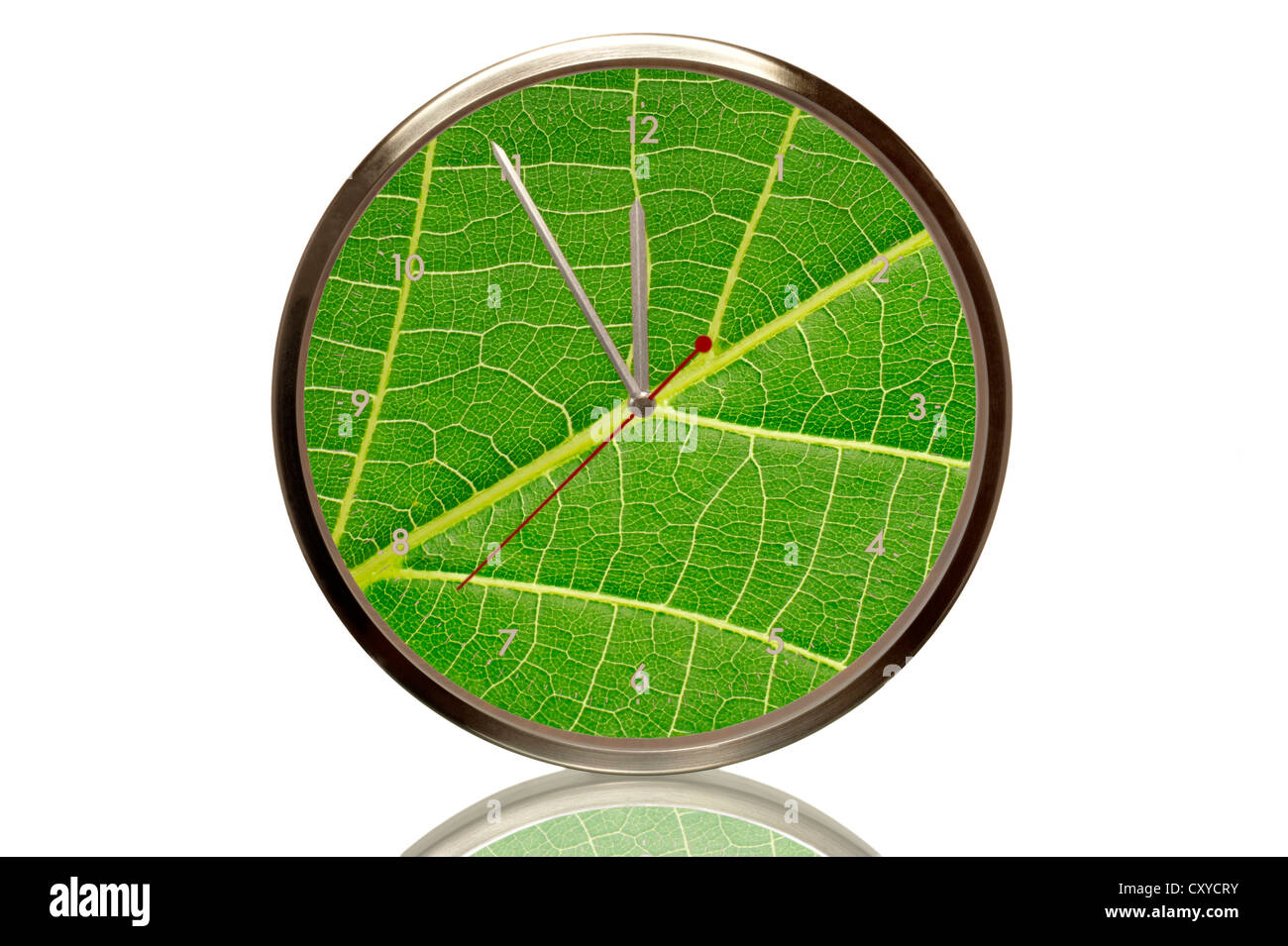 Orologio con una foglia verde, a 5 minuti a dodici, undicesima ora, immagine simbolica per la protezione ambientale Foto Stock