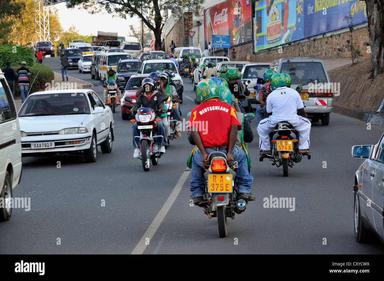 Motociclista indossare una maglia della squadra nazionale di calcio tedesca, Kigali, Ruanda, Africa Foto Stock