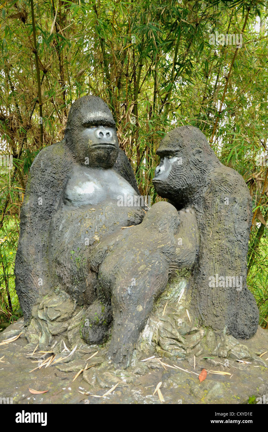 I gorilla di pietra nella motivazione dei gorilla Nest Lodge vicino al villaggio di Kinigi, Ruanda, Africa Foto Stock