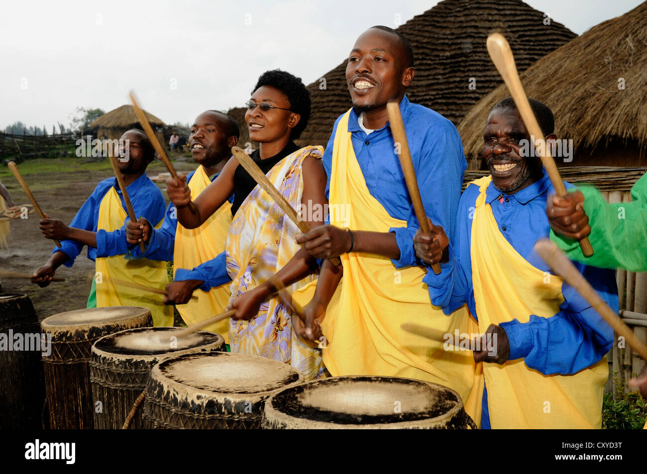 Batteristi tradizionale durante un evento di folklore in un villaggio di ex cacciatori nei pressi del villaggio di Kinigi sul bordo della Foto Stock