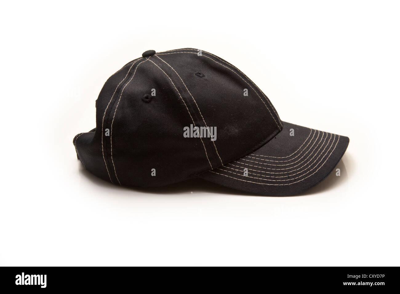 Cappello da baseball nero o cappello isolato su uno sfondo bianco dello studio. Foto Stock