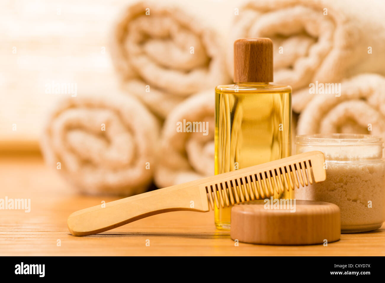 Spa prodotti per la cura del corpo in legno spazzola per capelli naturali Foto Stock