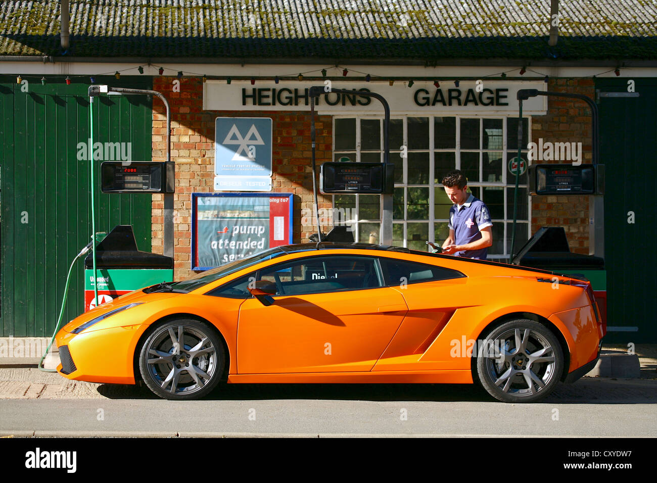 Lamborghini Gallardo al tradizionale stazione di benzina Foto Stock