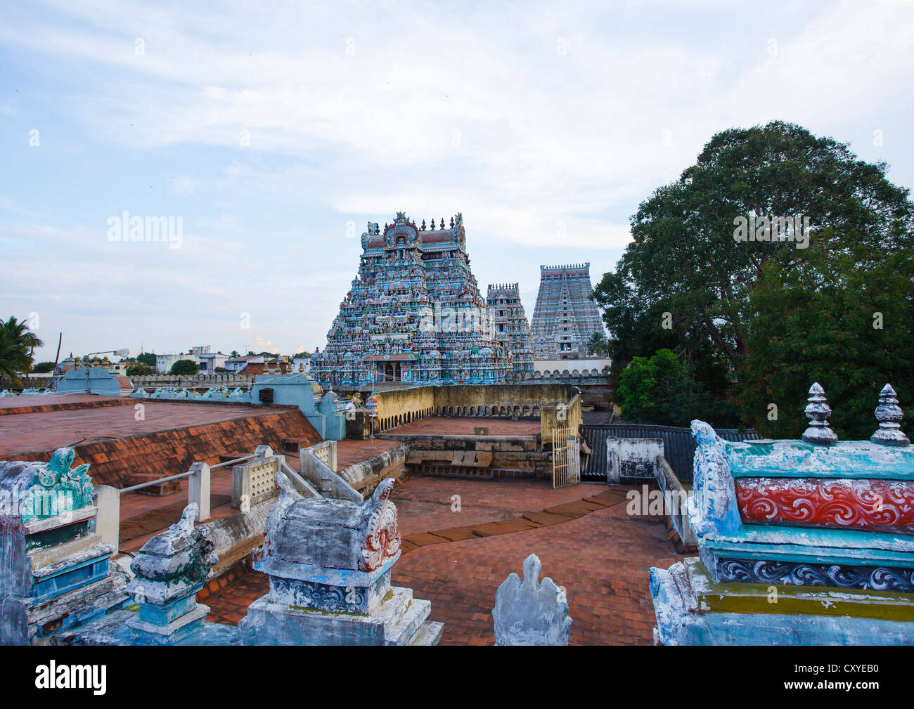 Vista da Trichy tetti del colorato e decorato Gopurams del Sri Ranganathaswamy tempio, India Foto Stock