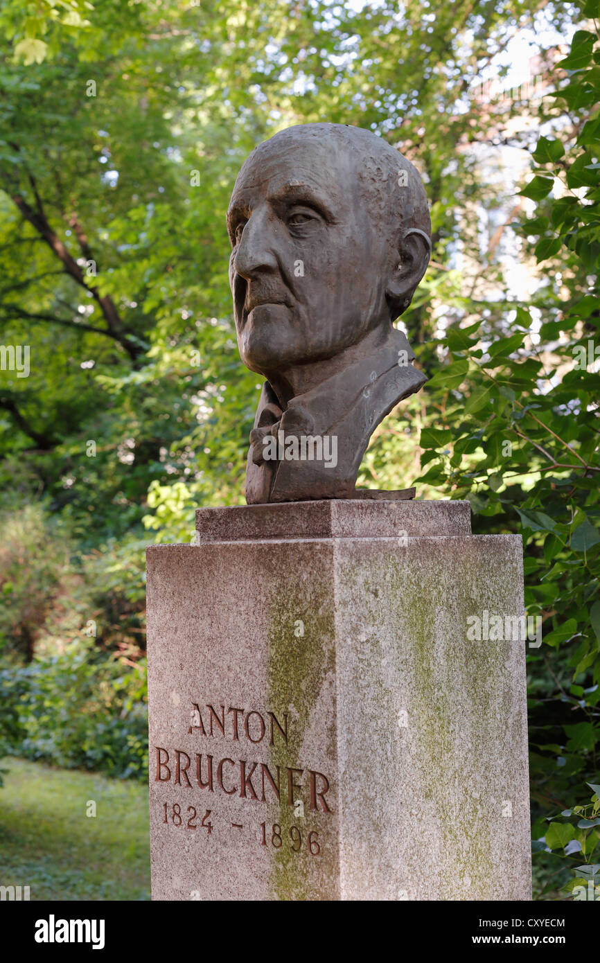 Busto di Anton Bruckner di fronte al Palais Meran, Graz, Stiria, Austria, Europa Foto Stock