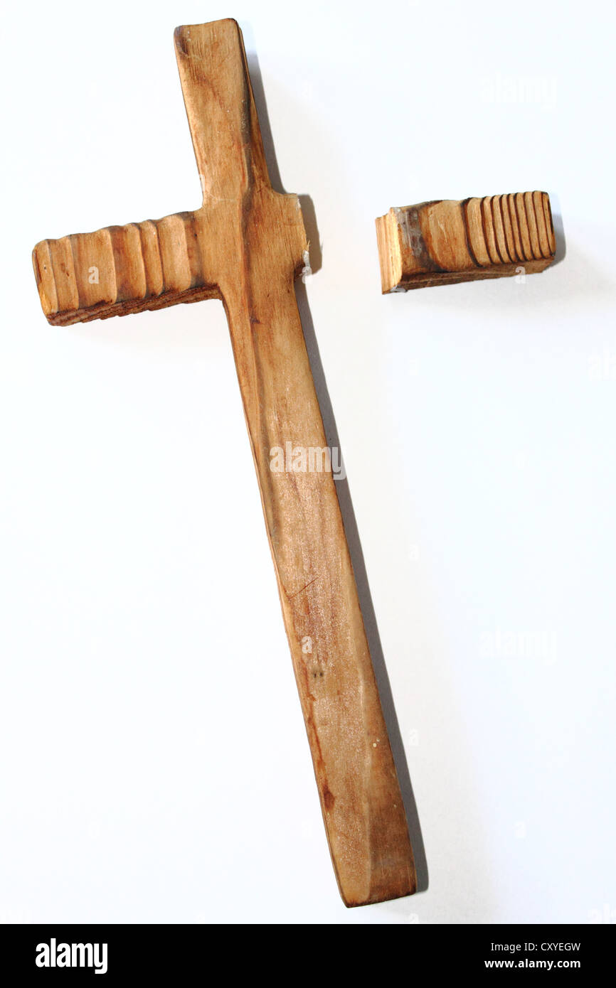 Rotto il crocifisso in legno o croce Foto Stock