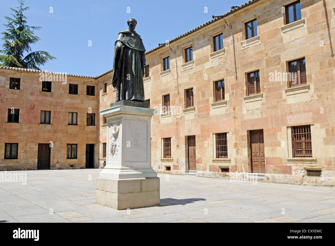 La statua di Fray Luis de Leon, Patio de Escuelas Menores, Università di Salamanca, Salamanca, Castilla y León, Spagna, Europa Foto Stock