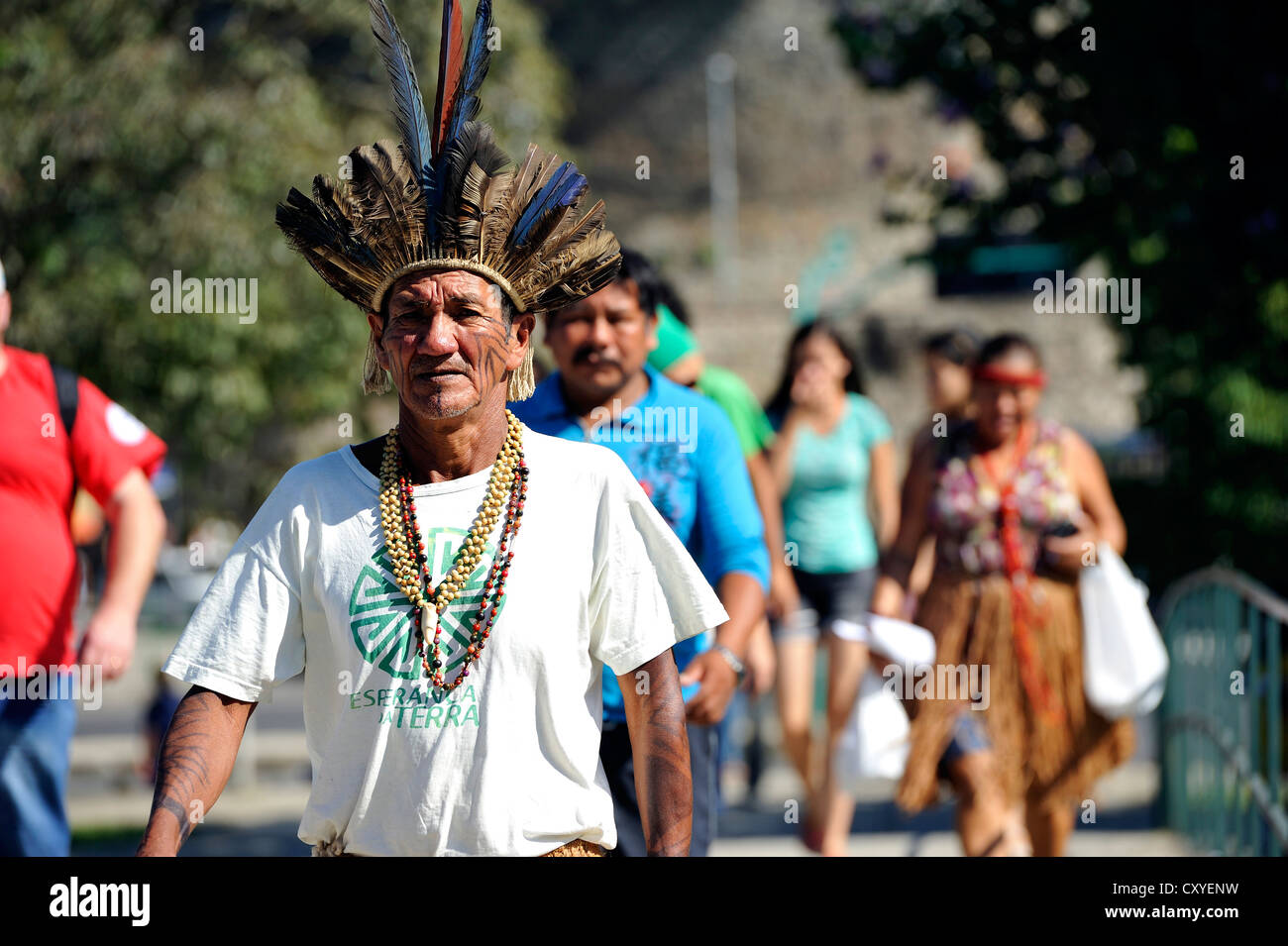 Uomo indigeni con copricapo di piume alla Conferenza delle Nazioni Unite sullo sviluppo sostenibile UNCSD o Rio +20 a Rio de Janeiro in Brasile Foto Stock