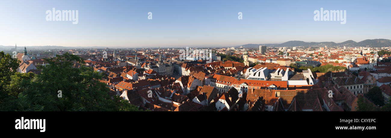 Vista panoramica dal Schlossberg, castle hill, cattedrale, a sinistra, la Town Hall, centro Mariahilferkirche, Chiesa Mariahilf, destra Foto Stock