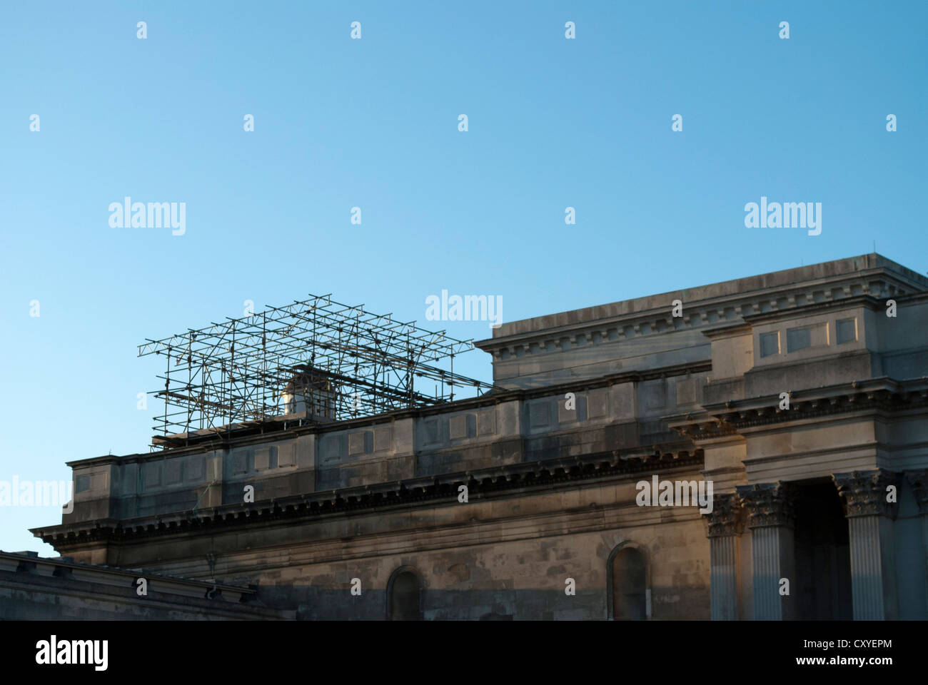 Ponteggio sul tetto del Fitzwilliam Museum di Cambridge contro un cielo blu chiaro Foto Stock