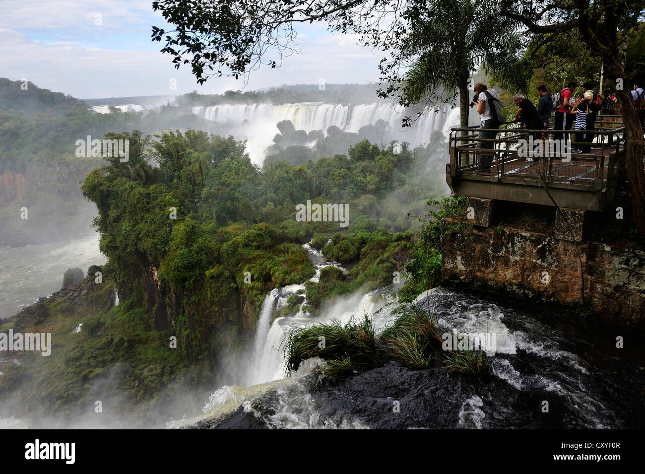 I turisti su un marciapiede, Iguazu o cascate Iguacu, Sito Patrimonio Mondiale dell'UNESCO, alla frontiera del Brasile e Argentina Foto Stock