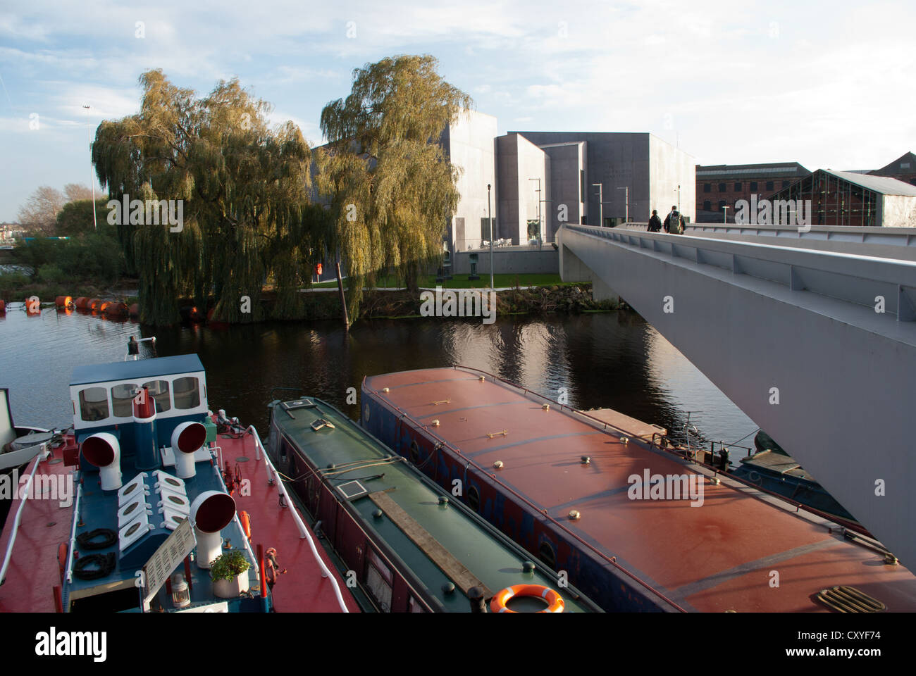 Hepworth Gallery visto attraverso il fiume Calder Foto Stock