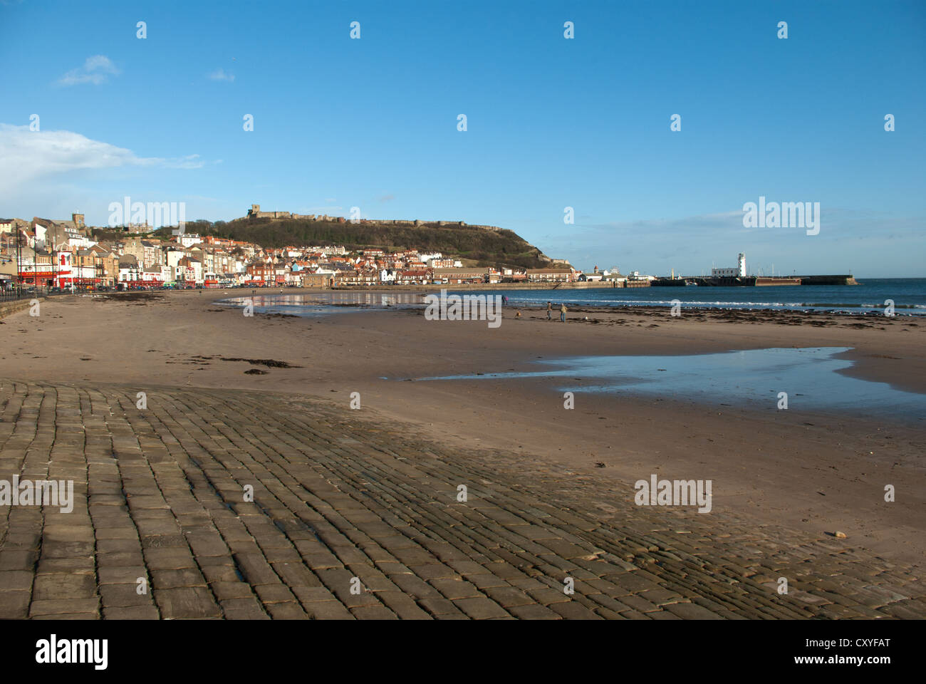 Scarborough South Bay la città faro del porto e del castello Foto Stock