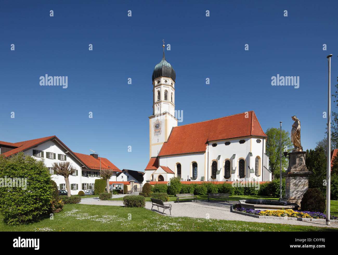 San Pietro e Paolo Chiesa in Oberalting, comune di Seefeld, regione Five-Lakes, Alta Baviera, Baviera, PublicGround Foto Stock